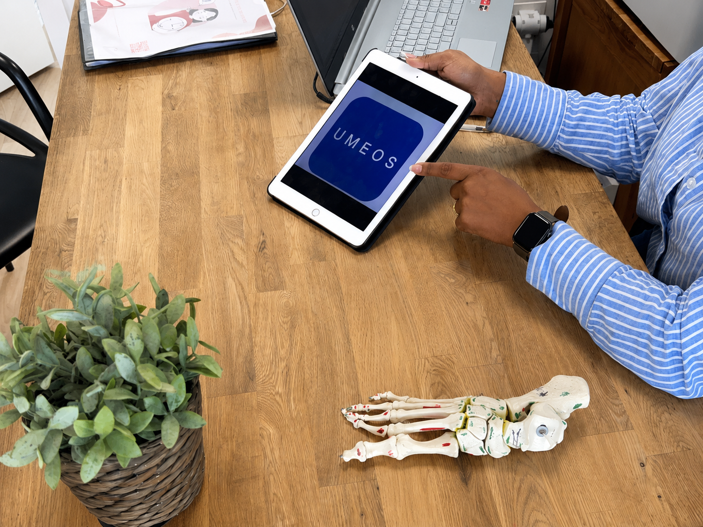 Professionnel de santé avec tablette